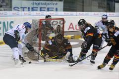 Meco Nations Cup - Damen Eishockey - Deutschland - Finnland - links Michelle Karvinen knapp am Tor, DamenTorwart Viola Harrer kann halten