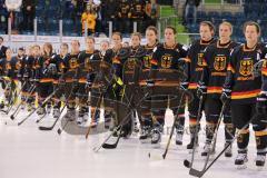 Meco Nations Cup - Damen Eishockey - Deutschland - Finnland - Nationalhymne vor dem Spiel