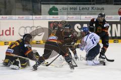 Meco Nations Cup - Damen Eishockey - Deutschland - Finnland - links DamenTorwart Viola Harrer und 15 Andrea Lanze wehren den Puck von rechts Linda Valimaki