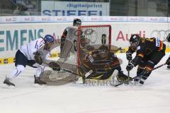 Meco Nations Cup - Damen Eishockey - Deutschland - Finnland - links Michelle Karvinen knapp am Tor, DamenTorwart Viola Harrer kann halten