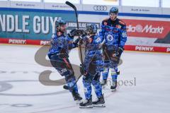 DEL; ERC Ingolstadt - Dresdner Eislöwen; Tor Jubel Treffer Agostino Kenny (11 ERC) mit Powell Myles (9 ERC) Preto Philipp (95 ERC)