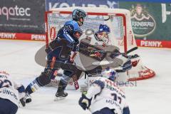 DEL; Playoffs; ERC Ingolstadt - EHC Redbull München; Agostino Kenny (11 ERC) Torchance verpasst Torwart Wolf Simon (25 RBM)