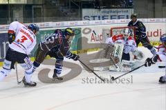 DEL - ERC Ingolstadt - Eisbären Berlin - Derek Hahn sucht  einen freien Mitspieler. Hinten wartet Jared Ross. Foto: Adalbert Michalik