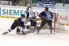 ERC-Ingolstadt gegen Hamburg Freezers Jakub Ficenec wartet vergeblich auf den Rebound. Foto: Juergen Meyer