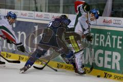 DEL - Eishockey - Saison 2015/2016 - ERC Ingolstadt - Augsburger Panther - Patrick McNeill (#2 ERC Ingolstadt) an der Bande im Zweikampf - Foto: Jürgen Meyer