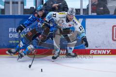 DEL; ERC Ingolstadt - Dresdner Eislöwen; Zweikampf Kampf um den Puck bände Pietta Daniel (86 ERC) Bouma Lance (17 DDE)