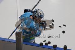 Penny DEL - Pre-Playoff - Spiel 2 - Eishockey - Saison 2021/22 - ERC Ingolstadt - Kölner Haie -  Louis-Marc Aubry (#11 ERCI) wirft die Pucks auf das Eis - Foto: Jürgen Meyer