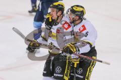 DEL - Eishockey - Saison 2020/21 - ERC Ingolstadt - Krefeld Pinguine - Der 1:1 Ausgleichstreffer durch Ivan Petrakov (#13 Krefeld) - jubel - Lucas Lessio (#6 Krefeld) - Foto: Jürgen Meyer