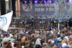 ERC Ingolstadt - Vizemeisterschaftsfeier am Rathausplatz - Saison 2022/2023 - Fans am Rathausplatz - Banner - Choreo - Die Mannschaft auf der Bühne - Fabio Wagner - Foto: Meyer Jürgen