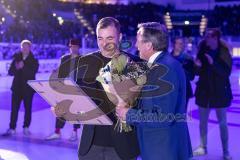 DEL; ERC Ingolstadt - Dresdner Eislöwen; Ehrung Thomas Greilinger (39 ERC). Die Trikotnummer 39 wird für immer unter das Dach der Saturn Arena gehängt und nicht mehr vergeben. Übergabe Erinnerungsbild von ERC Geschäftsführer Claus Liedy