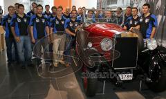 ERC Ingolstadt - Das Team im museum mobile. Ron Kennedy am Steuer