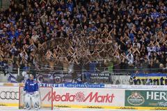 DEL - ERC Ingolstadt - Hamburg Freezers - Die Fans hinter Torwart Dimitri Pätzold Jubel Fahnen