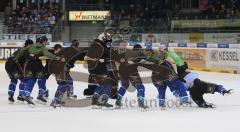 DEL - ERC Ingolstadt - Hamburg Freezers - Tanzen vor den Fans, Joe Motzko fliegt aus dem Kreis