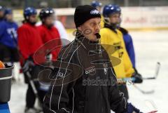 ERC Ingolstadt - Damen - Trainer Markus Haetinen in der Saturn Arena im Training