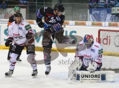 DEL - ERC Ingolstadt - Kölner Haie - Tyler Bouck lässt den Puck durch, Goalie Danny aus den Birken hält