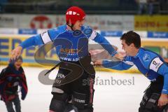 DEL - ERC Ingolstadt - Kölner Haie - Colin Forbes mit Joe Motzko mit lustiger Mütze