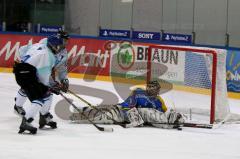 ERCI-Junioren-Ice Hogs Pfaffenhofen Maraun Kevin scheitert am Torhüter  Foto: Juergen Meyer