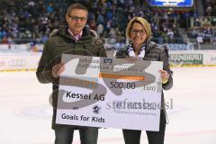 DEL - PlayOff - ERC Ingolstadt - Krefeld Pinguine - Scheckübergabe durch Fa Kessel an Steffi Praunsmändtl für Goals for Kids