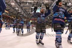 DEL - Playoff Halbfinale - ERC Ingolstadt - Hamburg Freezers - Spiel 6 - Sieg Finale Einzug, das Team feiert mit den Fans