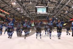 DEL - Playoff Halbfinale - ERC Ingolstadt - Hamburg Freezers - Spiel 6 - Sieg Finale Einzug, das Team feiert mit den Fans