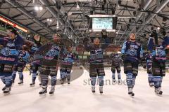 DEL - Playoff Halbfinale - ERC Ingolstadt - Hamburg Freezers - Spiel 6 - Sieg Finale Einzug, das Team feiert mit den Fans