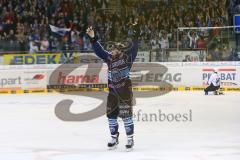 DEL - Playoff Halbfinale - ERC Ingolstadt - Hamburg Freezers - Spiel 6 - Travis Turnbull (71) empty Tor Jubel