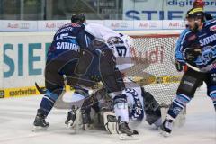 DEL - Playoff Halbfinale - ERC Ingolstadt - Hamburg Freezers - Spiel 6 - John Laliberte (15) Kampf um den Puck vor dem Tor