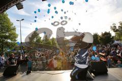 ERC Ingolstadt - Saisoneröffnungsfeier an der Saturn Arena - Luftballon steigen lassen mit Maskottchen Xaver