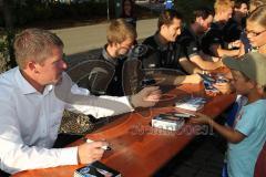 ERC Ingolstadt - Saisoneröffnungsfeier an der Saturn Arena - Autogrammstunde Cheftrainer Niklas Sundblad