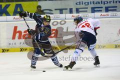 DEL - ERC Ingolstadt - Eisbären Berlin - Jared Ross im Zweikampf gegen Jonas Müller. Foto: Adalbert Michalik