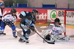 Frauen Eishockey - Bundesliga - ERC Ingolstadt - SC Garmisch-Partenkirchen - Lucie Geelhaar am gegnerischen Tor