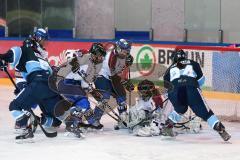 Frauen Eishockey - Bundesliga - ERC Ingolstadt - SC Garmisch-Partenkirchen - links Laren Barnes und rechts Sybille Kretzschmar gefährlich am Tor