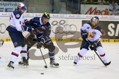 DEL - Eishockey - ERC Ingolstadt - EHC München - mitte Jean-Francois Boucher (84) linkd Daryl Boyle (Nr.6 München) und rechts Yannic Seidenberg (Nr.36, München)