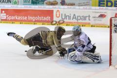 DEL - ERC Ingolstadt - Hamburg Freezers - letzter Penalty John Laliberte (15) stürzt vor dem Tor von Sebastien Caron (HF - 35)