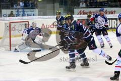 DEL - Eishockey - ERC Ingolstadt - Adler Mannheim - Michel Périard (ERC 6) will zum Tor von Goalie Dennis Endras