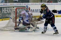 DEL - ERC Ingolstadt - Schwenninger Wild Wings - Dimitri Pätzold Torwart Schwenningen - Jared Ross (#42 ERC Ingolstadt) -  Foto: Jürgen Meyer