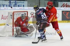 DEL - ERC Ingolstadt - Düsseldorfer EG - Torwart (DEG) Tyler Beskorowany, Puck dran vorbei von Jared Ross (42)