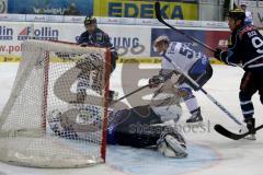 DEL - ERC Ingolstadt - Schwenninger Wild Wings - Dimitri Pätzold Torwart Schwenningen - Ryan MacMurchy (#27 ERC Ingolstadt) -  Foto: Jürgen Meyer