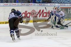 DEL - ERC Ingolstadt - ASchwenninger Wild Wings - Jared Ross (#42 ERC Ingolstadt) - Dimitri Pätzold Torwart Schwenningen -  Foto: Jürgen Meyer