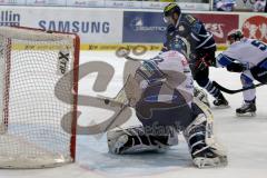 DEL - ERC Ingolstadt - Schwenninger Wild Wings - Dimitri Pätzold Torwart Schwenningen - Ryan MacMurchy (#27 ERC Ingolstadt) -  Foto: Jürgen Meyer