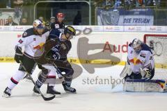DEL - Eishockey - ERC Ingolstadt - EHC München - mitte John Laliberte (15)  wird von rechts Florian Kettemer (Nr.69 München)gestört. Niklas Treutle (Nr.31 München) hält den Puck