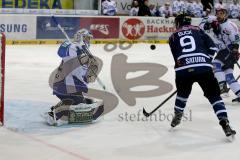 DEL - ERC Ingolstadt - Schwenninger Wild Wings - Dimitri Pätzold Torwart Schwenningen - Brandon Buck (#9 ERC Ingolstadt) - Foto: Jürgen Meyer