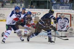 DEL - Eishockey - ERC Ingolstadt - Adler Mannheim - Brandon Buck (ERC 9) versucht mit einem Rückwärtsschlag zu treffen