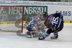 DEL - ERC Ingolstadt - Schwenninger Wild Wings - Dimitri Pätzold Torwart Schwenningen - John Laliberte (#15 ERC Ingolstadt) -  Foto: Jürgen Meyer