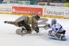 DEL - ERC Ingolstadt - Hamburg Freezers - letzter Penalty John Laliberte (15) stürzt vor dem Tor von Sebastien Caron (HF - 35)