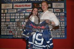 DEL - Eishockey - ERC Ingolstadt - Adler Mannheim - Trikotübergabe rechts Christoph Gawlik (ERC 19) Stadtwerke Gewinnspiel