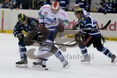 DEL - ERC Ingolstadt - Schwenninger Wild Wings - John Laliberte (#15 ERC Ingolstadt) - Ryan Caldwell #5 Schwenningen -  Foto: Jürgen Meyer