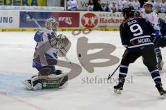 DEL - ERC Ingolstadt - Schwenninger Wild Wings - Dimitri Pätzold Torwart Schwenningen - Brandon Buck (#9 ERC Ingolstadt) - Foto: Jürgen Meyer