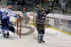 DEL - ERC Ingolstadt - Schwenninger Wild Wings - Patrick Hager (#52 ERC Ingolstadt) freut sich über den Treffer von Brandon Buck (#9 ERC Ingolstadt) -   Foto: Jürgen Meyer