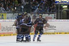 DEL - Eishockey - Playoff - Spiel 5 - ERC Ingolstadt - Iserlohn Roosters - Tor zur 3:2 Führung durch Dustin Friesen (ERC 14), Christoph Gawlik (ERC 19) und Björn Barta (ERC 33) jubeln